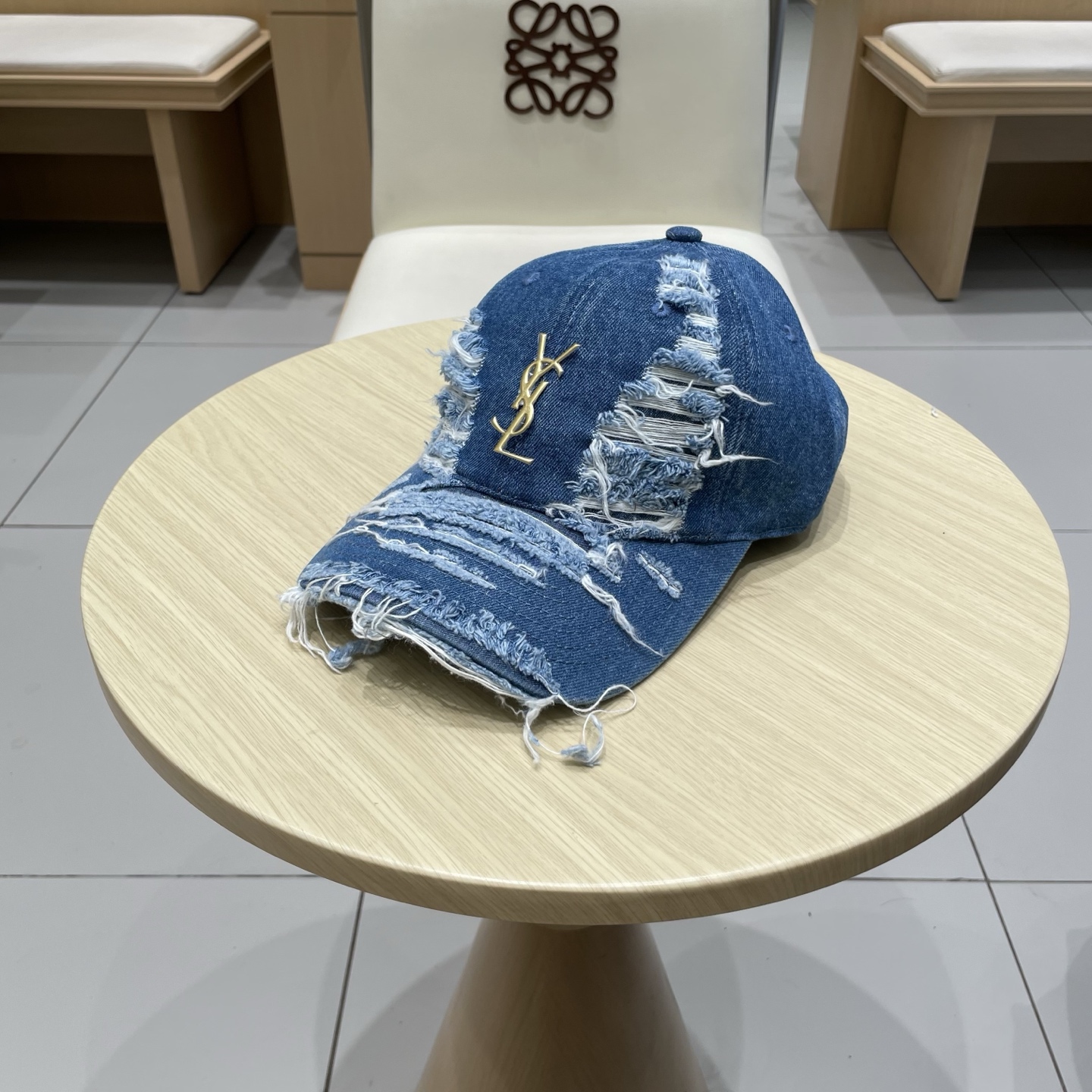   YSL圣罗兰 棒球帽|韩系风
一款简单休闲风的棒球帽
是牛仔的款式 减龄百搭 适配度很高！
简单随性