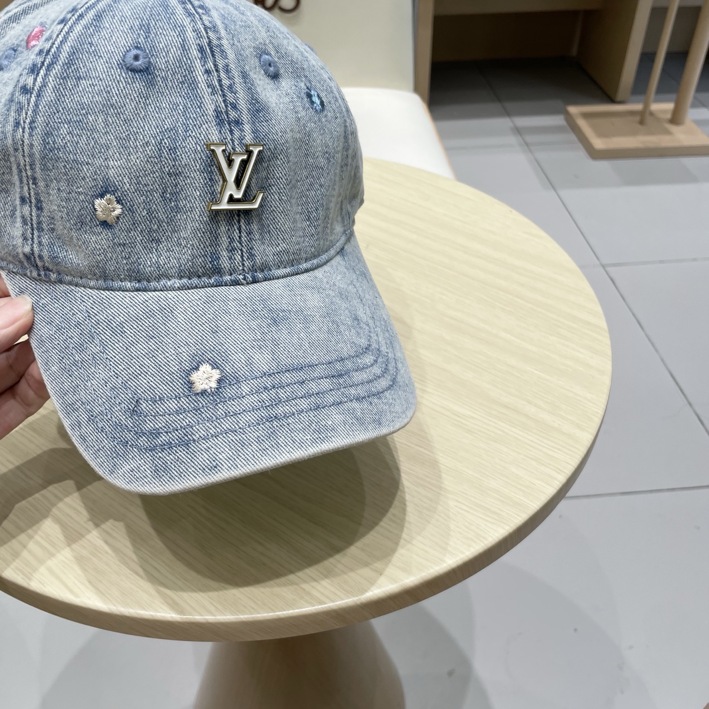 🧢路易威登棒球帽 LouisVuitton😍新款LV棒球帽，重工打造♥️高端大气，百搭款🤗男女通用！跑量