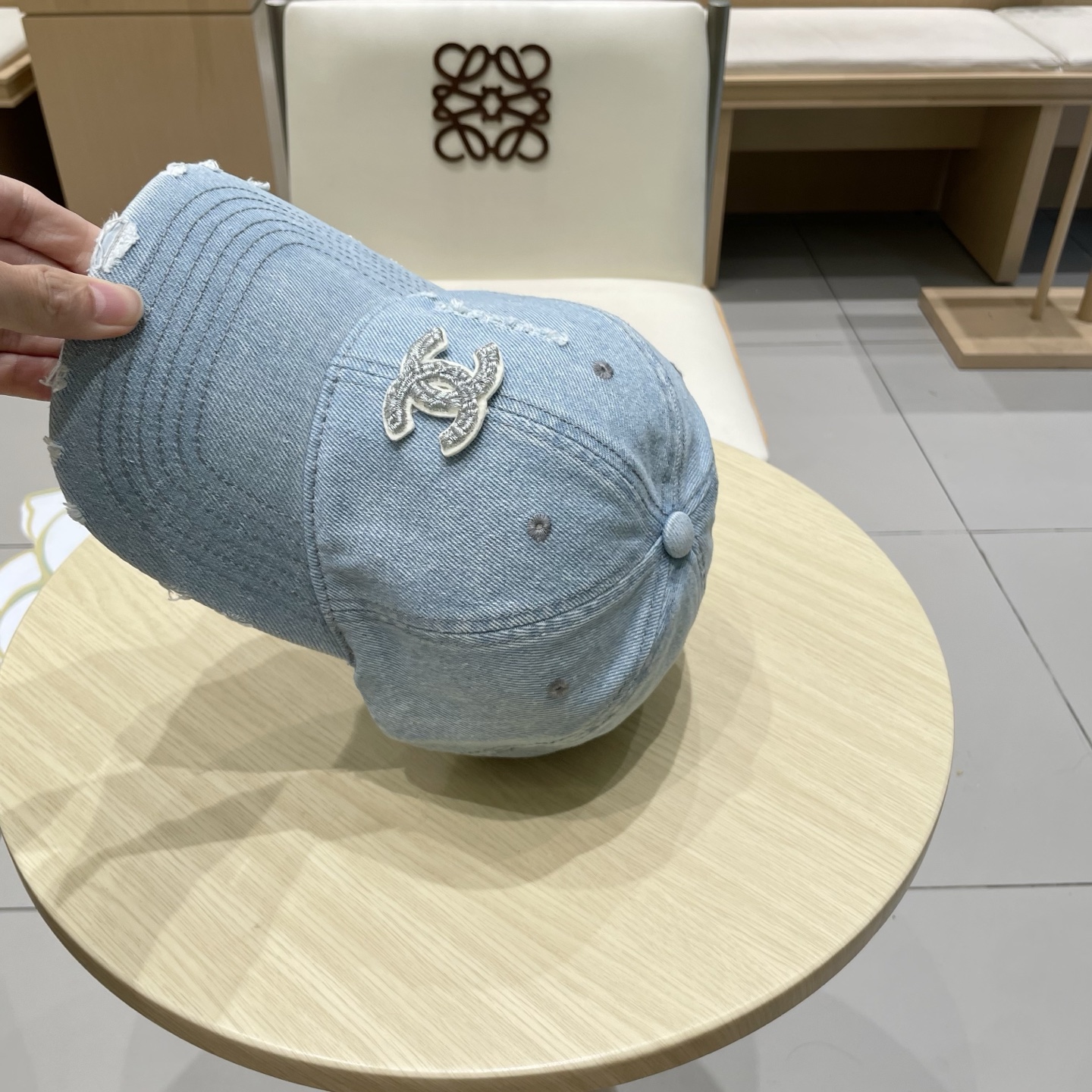  CHANEL香奈儿新款🆕牛仔蓝复古款式棒球帽🧢🔸 节假日旅游带它出去美美哒❕  中古款哟.这种帽子不容