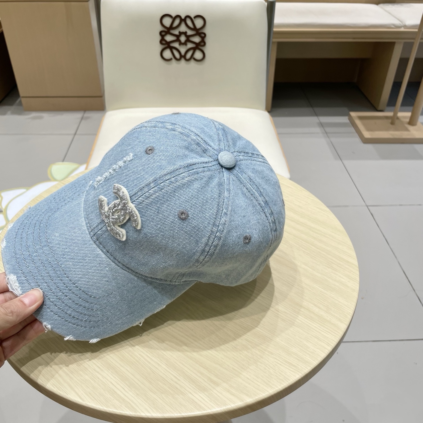  CHANEL香奈儿新款🆕牛仔蓝复古款式棒球帽🧢🔸 节假日旅游带它出去美美哒❕  中古款哟.这种帽子不容