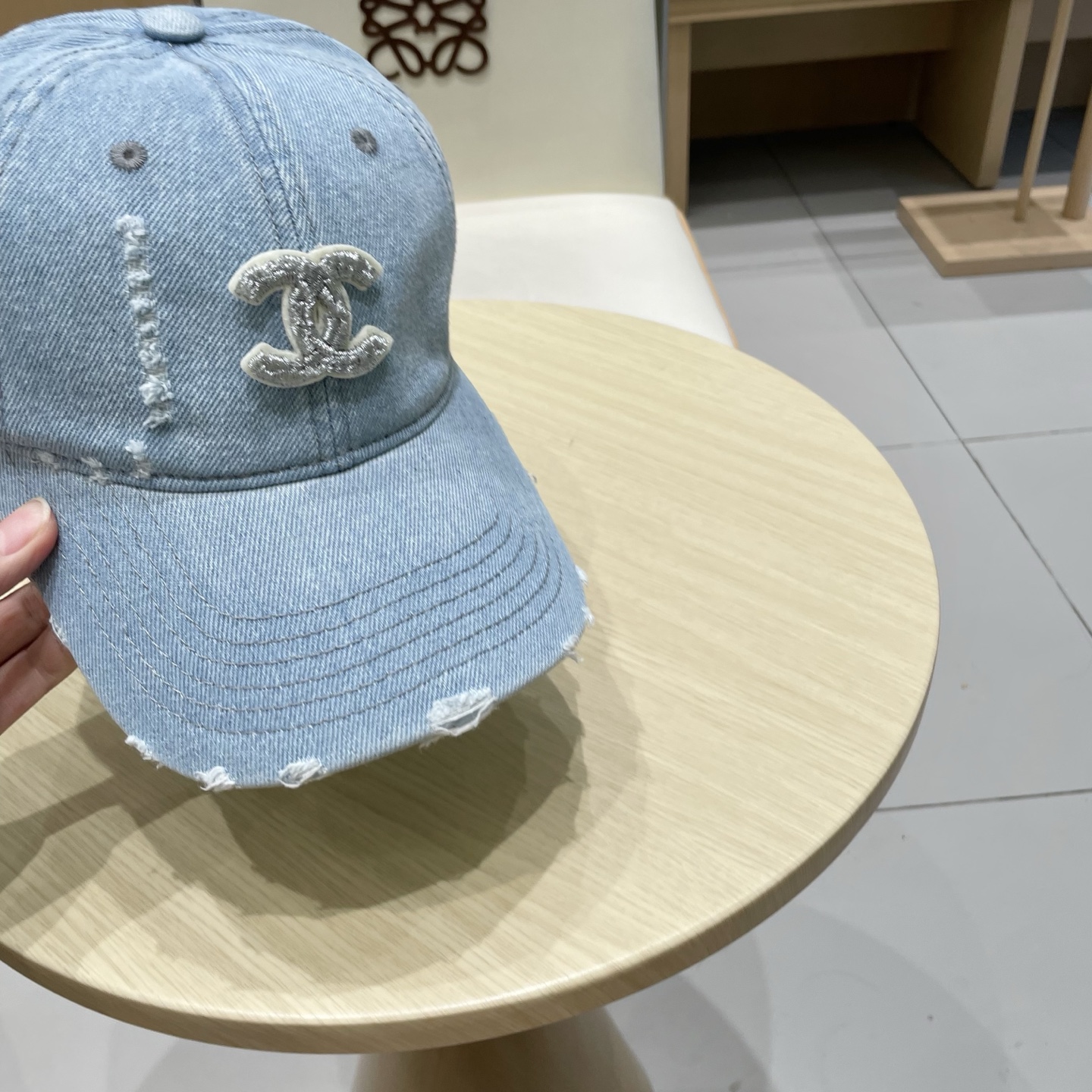  CHANEL香奈儿新款🆕牛仔蓝复古款式棒球帽🧢🔸 节假日旅游带它出去美美哒❕  中古款哟.这种帽子不容