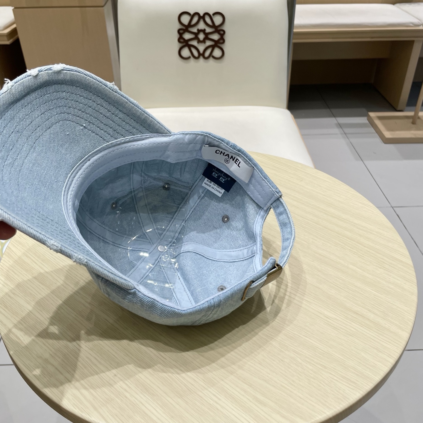  CHANEL香奈儿新款🆕牛仔蓝复古款式棒球帽🧢🔸 节假日旅游带它出去美美哒❕  中古款哟.这种帽子不容