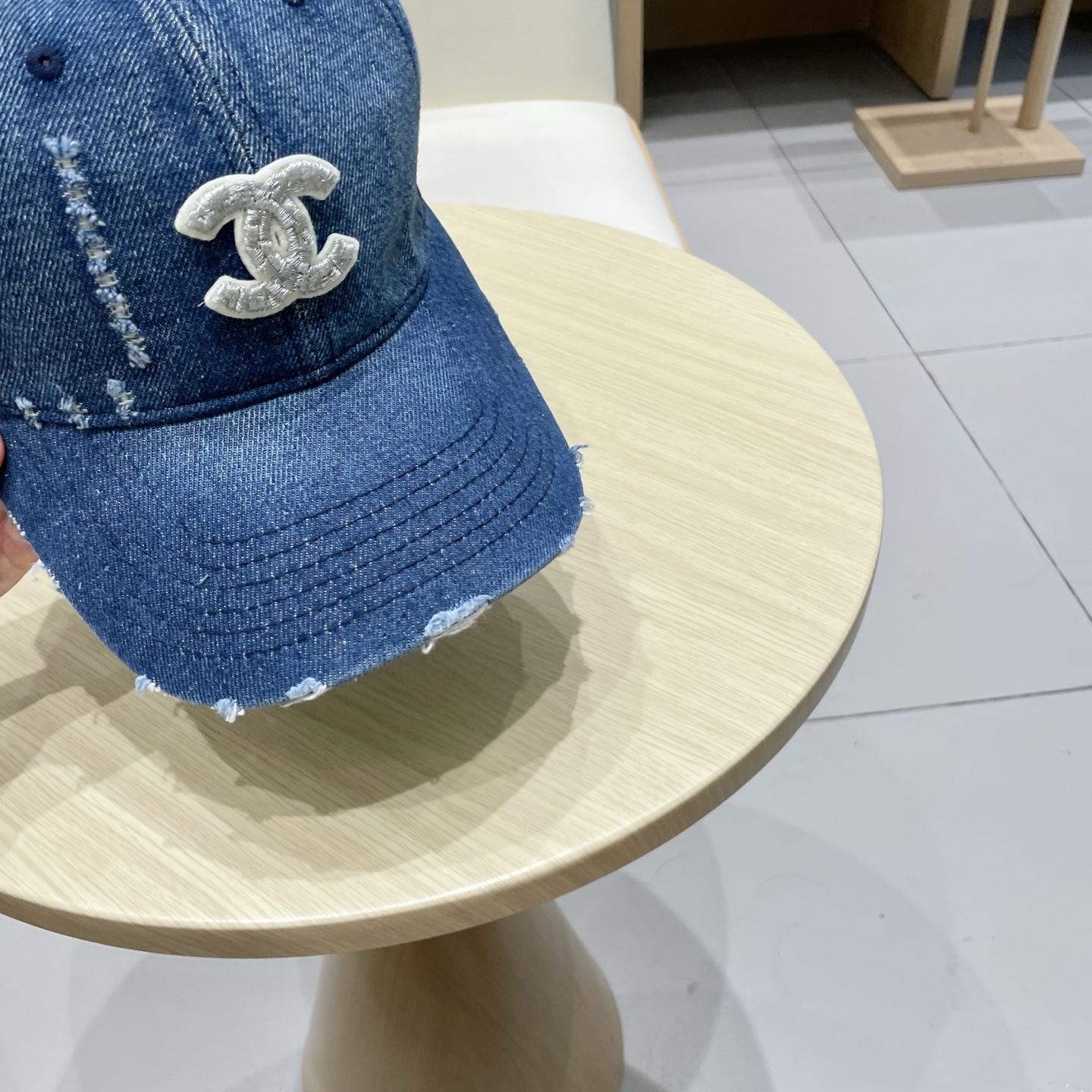  CHANEL香奈儿新款🆕牛仔蓝复古款式棒球帽🧢🔸 节假日旅游带它出去美美哒❕  中古款哟.这种帽子不容