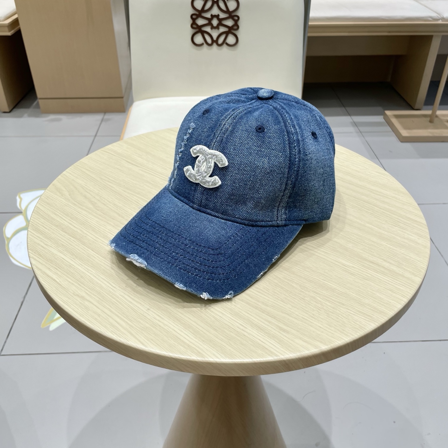  CHANEL香奈儿新款🆕牛仔蓝复古款式棒球帽🧢🔸 节假日旅游带它出去美美哒❕  中古款哟.这种帽子不容