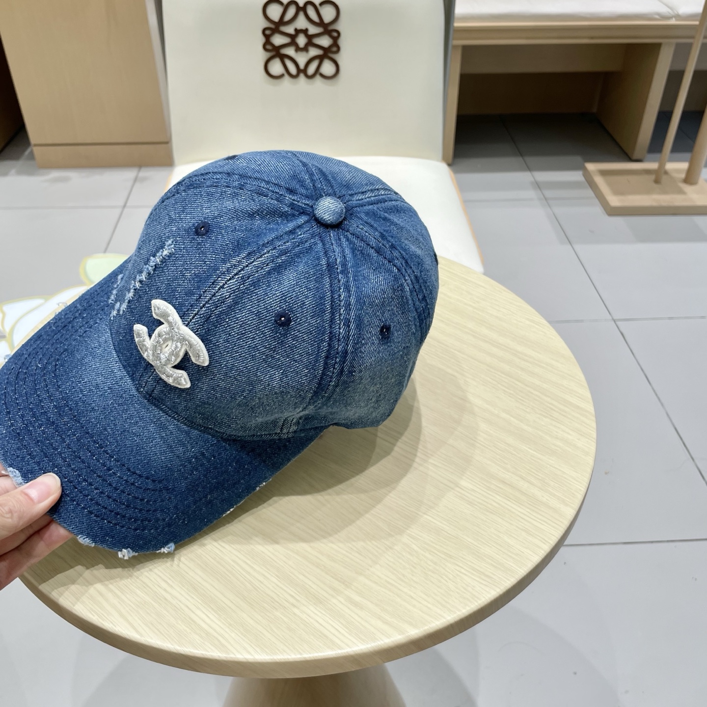  CHANEL香奈儿新款🆕牛仔蓝复古款式棒球帽🧢🔸 节假日旅游带它出去美美哒❕  中古款哟.这种帽子不容