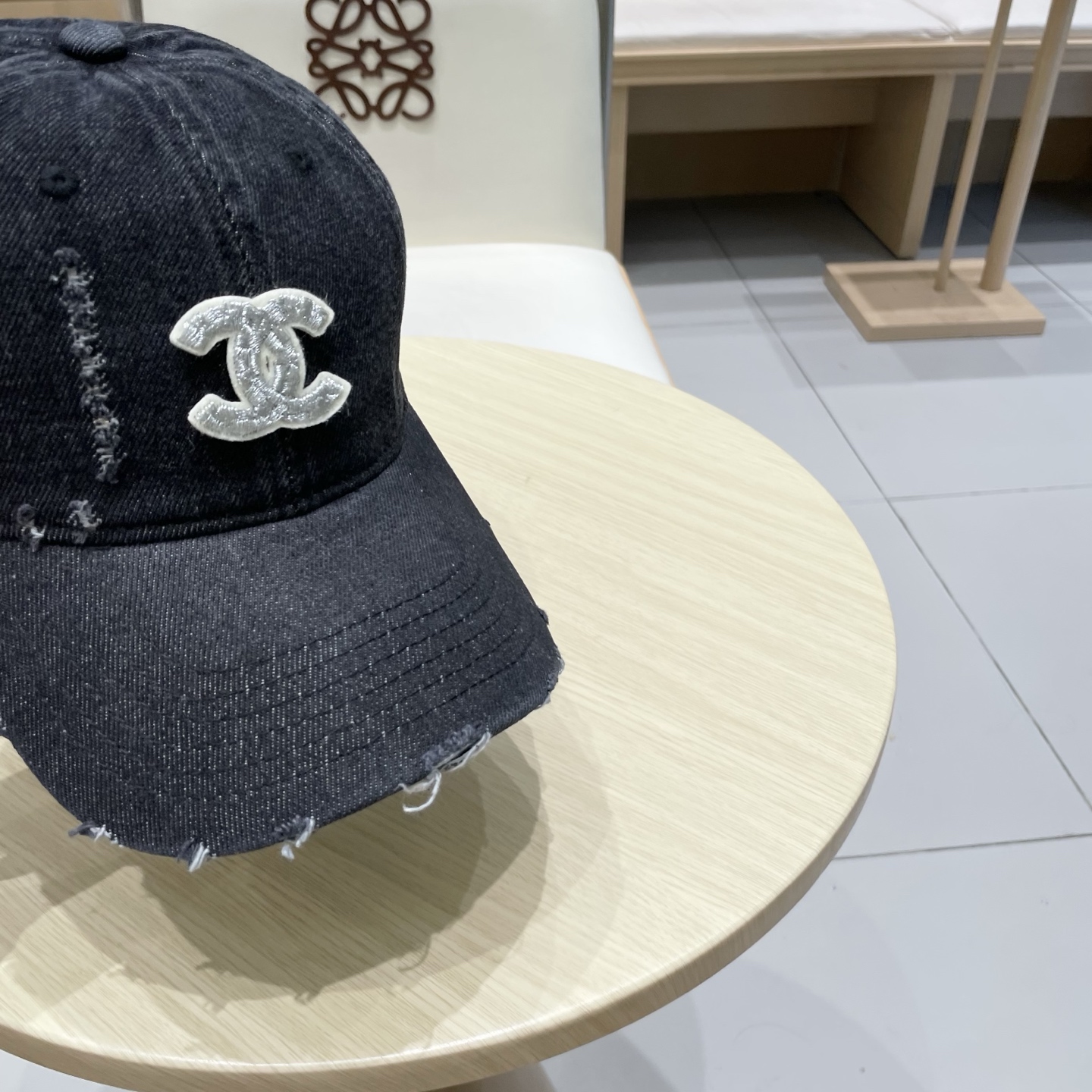  CHANEL香奈儿新款🆕牛仔蓝复古款式棒球帽🧢🔸 节假日旅游带它出去美美哒❕  中古款哟.这种帽子不容