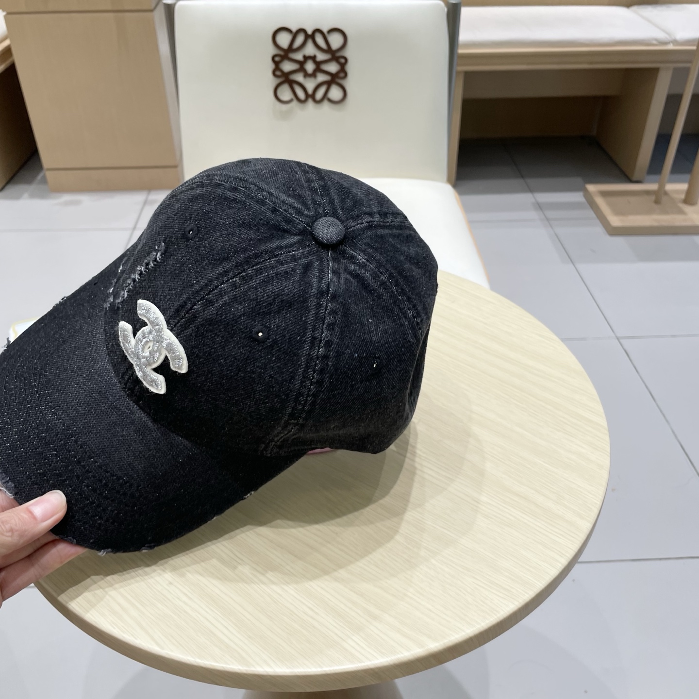  CHANEL香奈儿新款🆕牛仔蓝复古款式棒球帽🧢🔸 节假日旅游带它出去美美哒❕  中古款哟.这种帽子不容