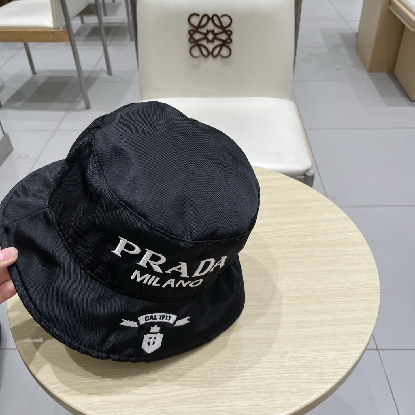  PRADA普拉达天锦纶渔夫帽现货开抢！被明星网红邂逅无数的经典渔夫，火爆无比！进口锦纶面料，高级抗皱，