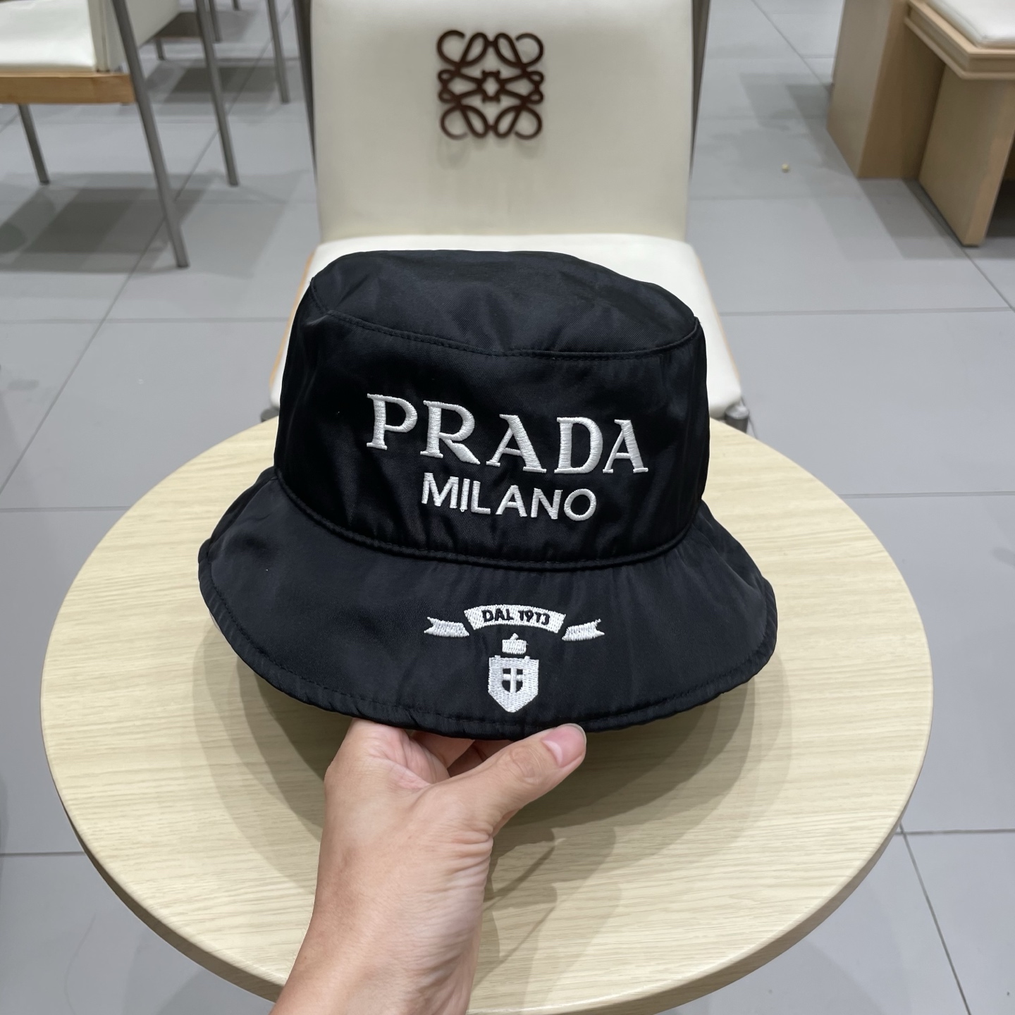  PRADA普拉达天锦纶渔夫帽现货开抢！被明星网红邂逅无数的经典渔夫，火爆无比！进口锦纶面料，高级抗皱，