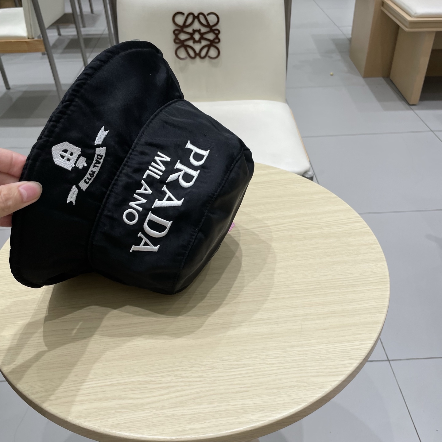  PRADA普拉达天锦纶渔夫帽现货开抢！被明星网红邂逅无数的经典渔夫，火爆无比！进口锦纶面料，高级抗皱，