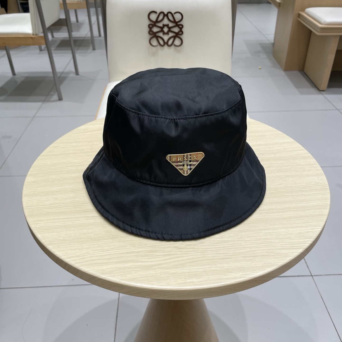  PRADA普拉达天锦纶渔夫帽现货开抢！被明星网红邂逅无数的经典渔夫，火爆无比！进口锦纶面料，高级抗皱，