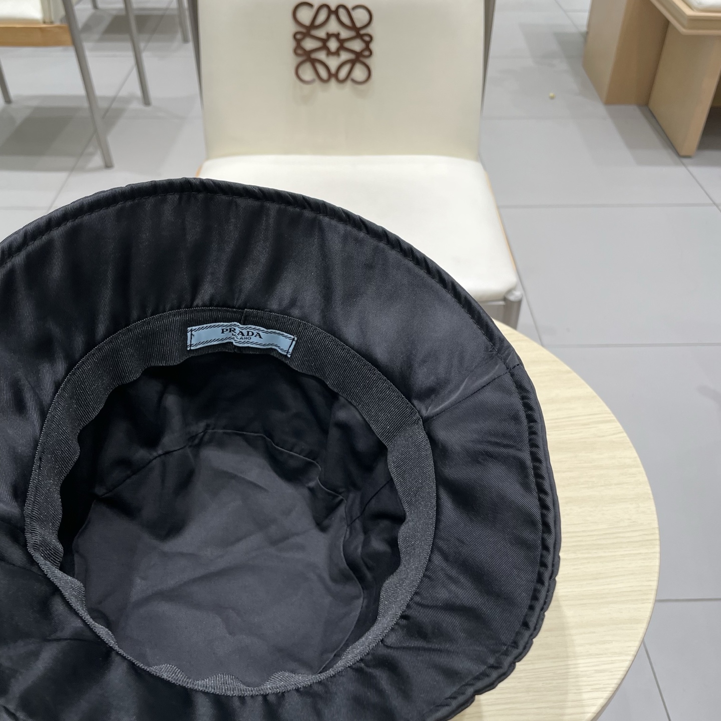  PRADA普拉达天锦纶渔夫帽现货开抢！被明星网红邂逅无数的经典渔夫，火爆无比！进口锦纶面料，高级抗皱，