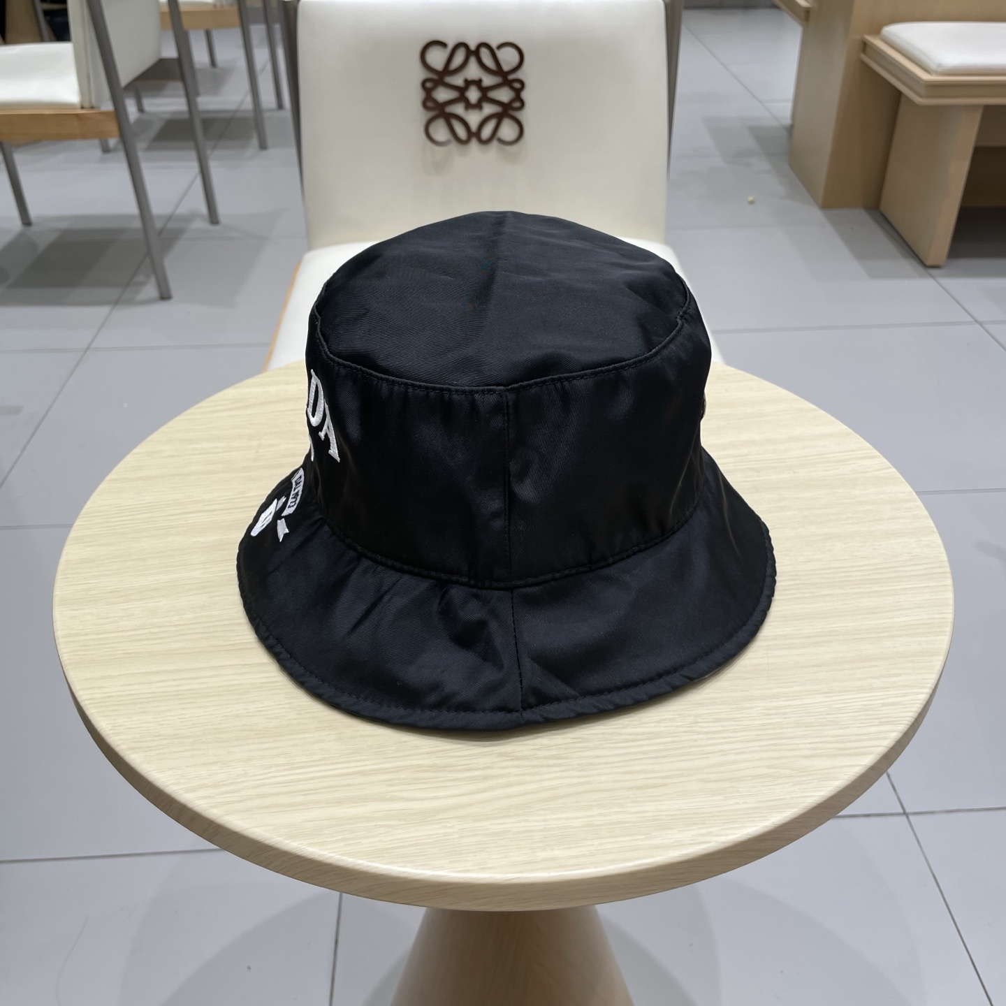  PRADA普拉达天锦纶渔夫帽现货开抢！被明星网红邂逅无数的经典渔夫，火爆无比！进口锦纶面料，高级抗皱，