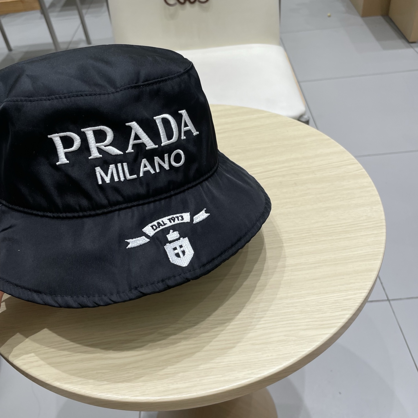  PRADA普拉达天锦纶渔夫帽现货开抢！被明星网红邂逅无数的经典渔夫，火爆无比！进口锦纶面料，高级抗皱，