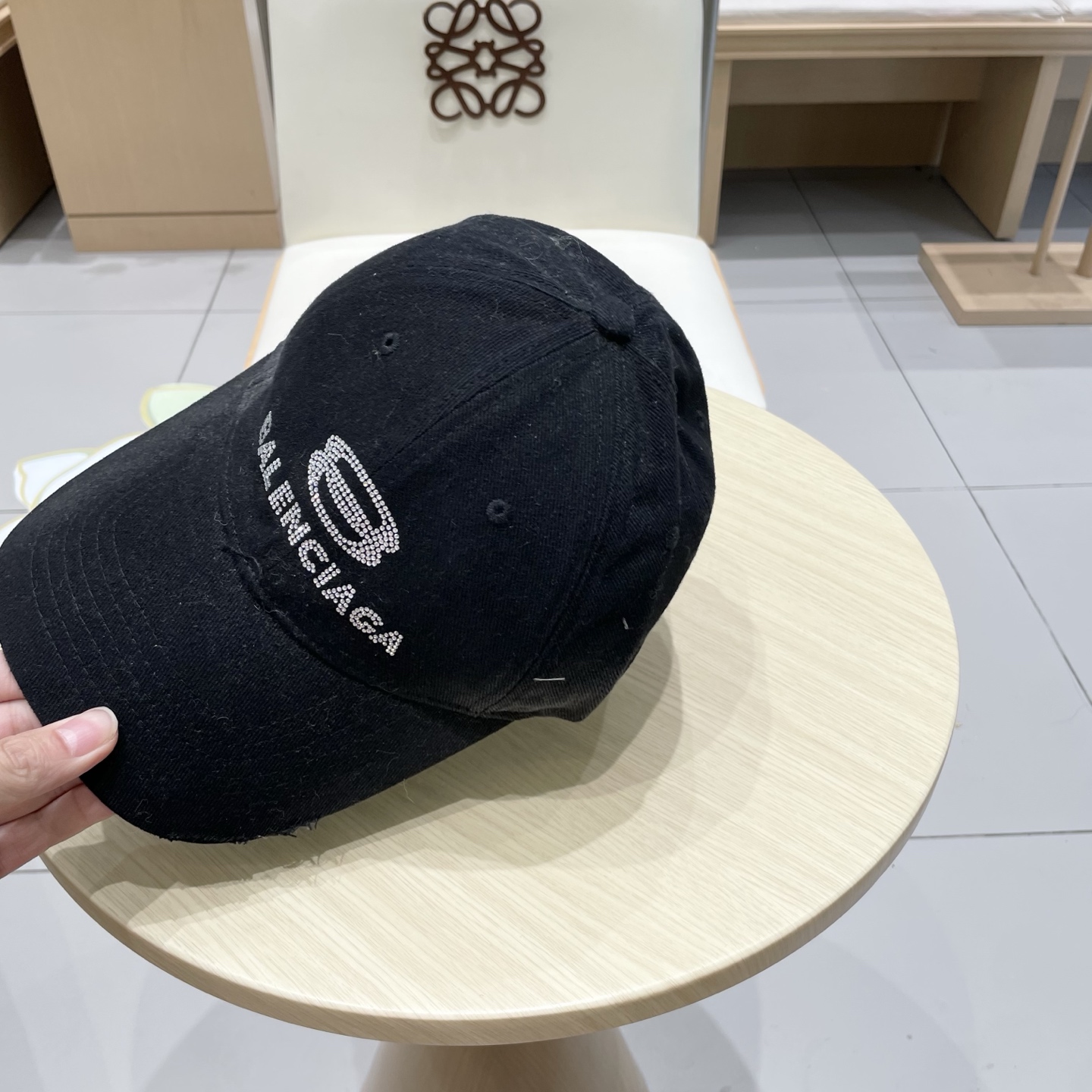  BALENCIAGA巴黎世家ogo棒球帽，很酷的色系，男女佩戴都有不同style，第一批抢先出货！巴黎