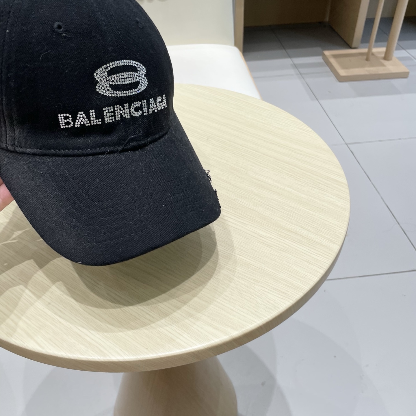  BALENCIAGA巴黎世家ogo棒球帽，很酷的色系，男女佩戴都有不同style，第一批抢先出货！巴黎