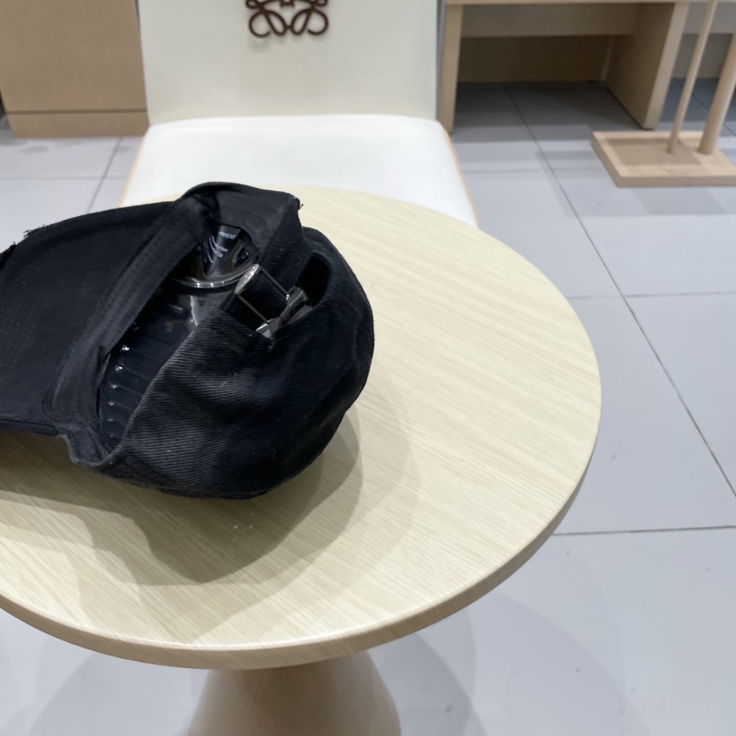  BALENCIAGA巴黎世家ogo棒球帽，很酷的色系，男女佩戴都有不同style，第一批抢先出货！巴黎