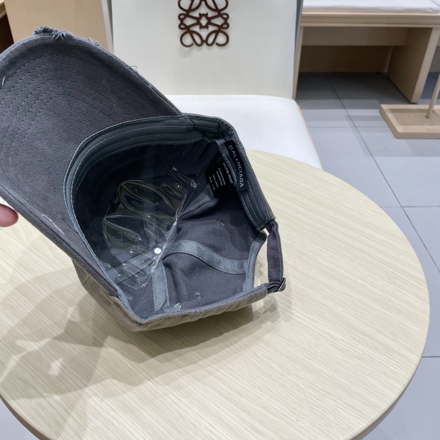  BALENCIAGA巴黎世家ogo棒球帽，很酷的色系，男女佩戴都有不同style，第一批抢先出货！巴黎