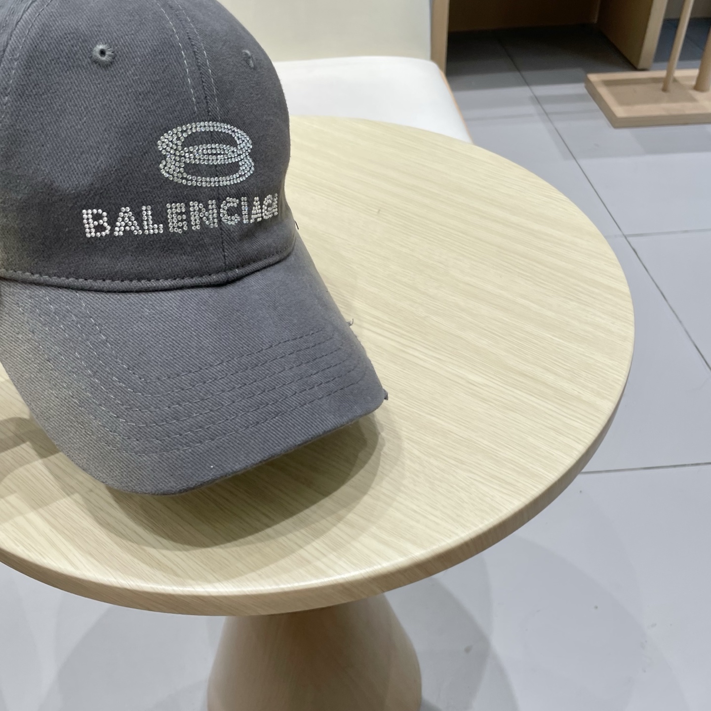  BALENCIAGA巴黎世家ogo棒球帽，很酷的色系，男女佩戴都有不同style，第一批抢先出货！巴黎