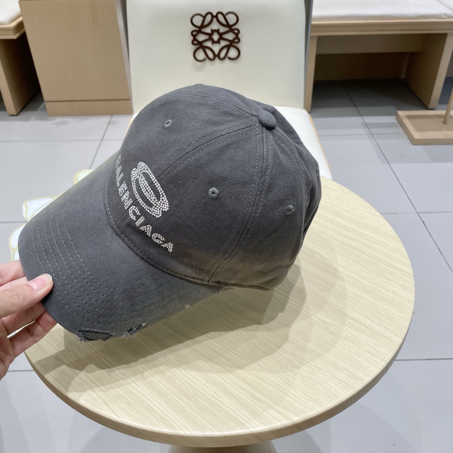  BALENCIAGA巴黎世家ogo棒球帽，很酷的色系，男女佩戴都有不同style，第一批抢先出货！巴黎