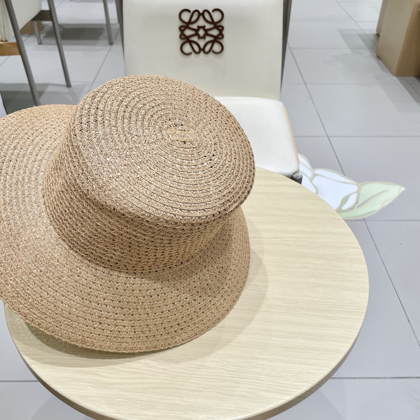  香奈儿CHANEL高端水桶顶草帽
百搭不挑脸型
平沿相对不遮挡视线 更加实用 日常和旅行都好戴 ins