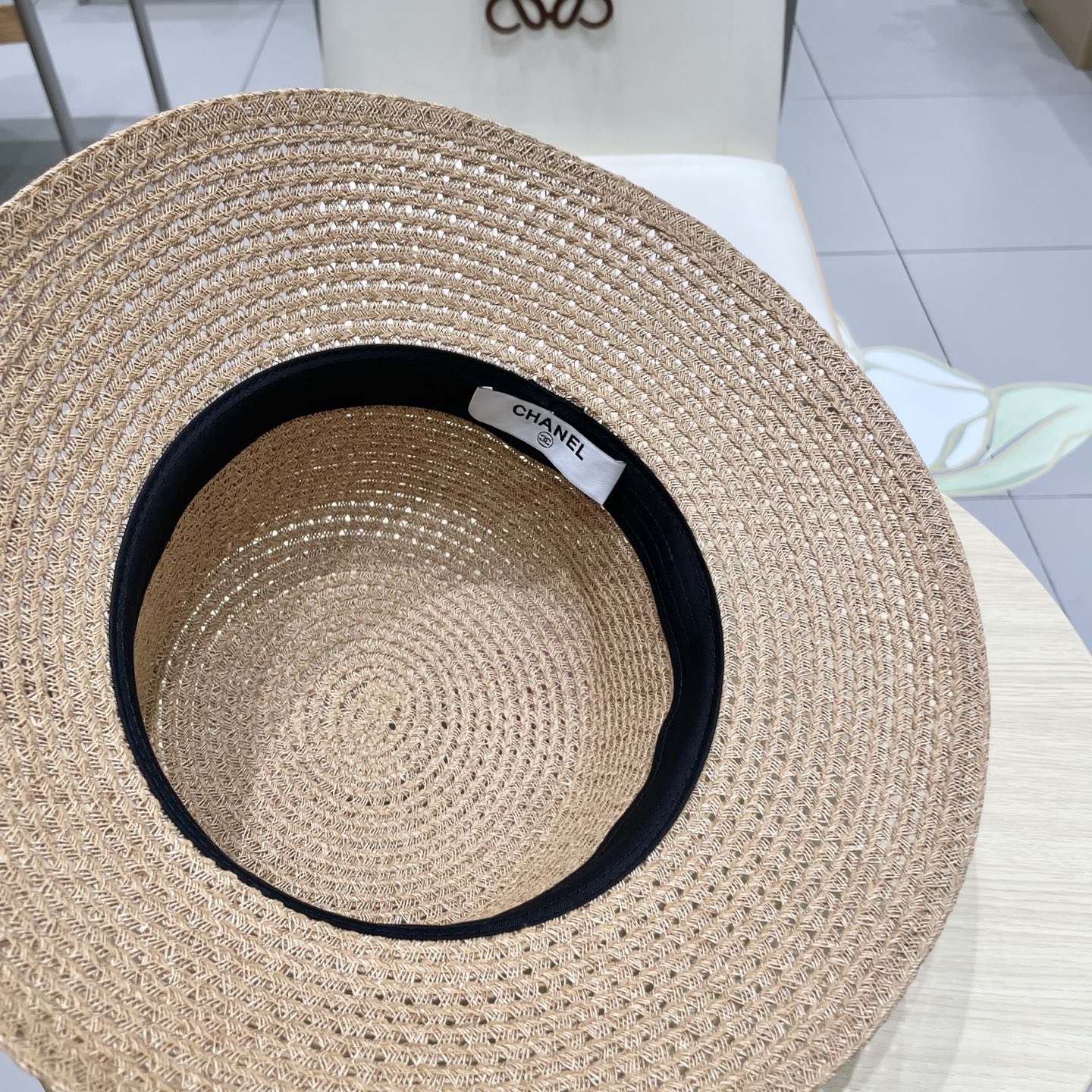  香奈儿CHANEL高端水桶顶草帽
百搭不挑脸型
平沿相对不遮挡视线 更加实用 日常和旅行都好戴 ins