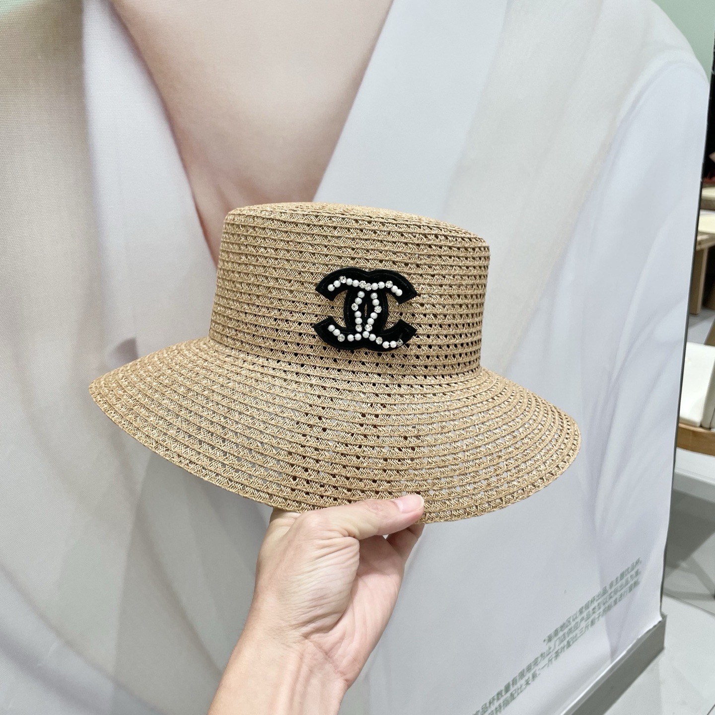  香奈儿CHANEL高端水桶顶草帽
百搭不挑脸型
平沿相对不遮挡视线 更加实用 日常和旅行都好戴 ins