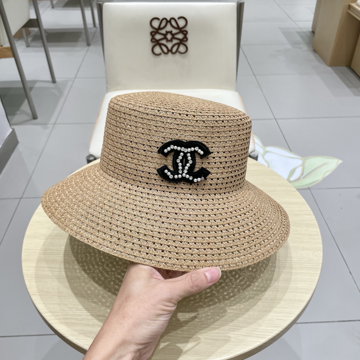  香奈儿CHANEL高端水桶顶草帽
百搭不挑脸型
平沿相对不遮挡视线 更加实用 日常和旅行都好戴 ins