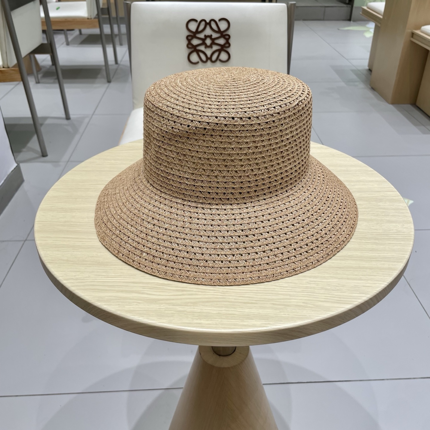  香奈儿CHANEL高端水桶顶草帽
百搭不挑脸型
平沿相对不遮挡视线 更加实用 日常和旅行都好戴 ins