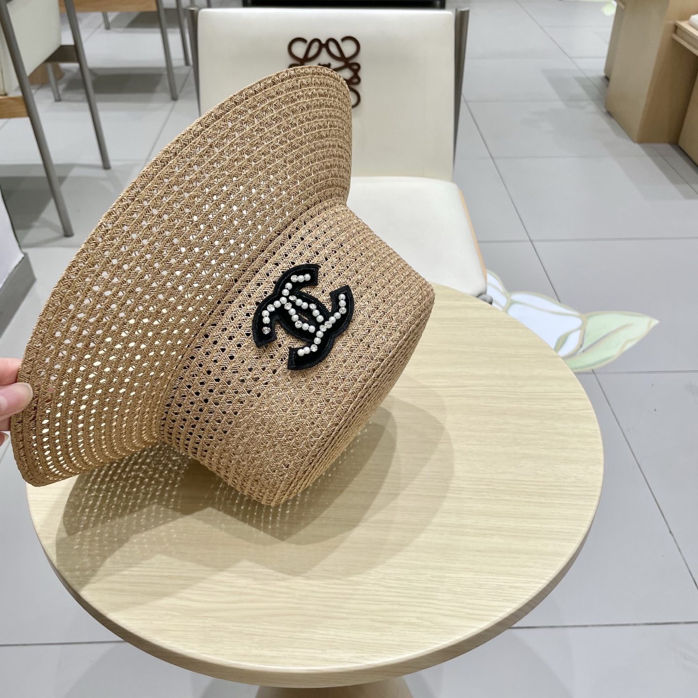  香奈儿CHANEL高端水桶顶草帽
百搭不挑脸型
平沿相对不遮挡视线 更加实用 日常和旅行都好戴 ins