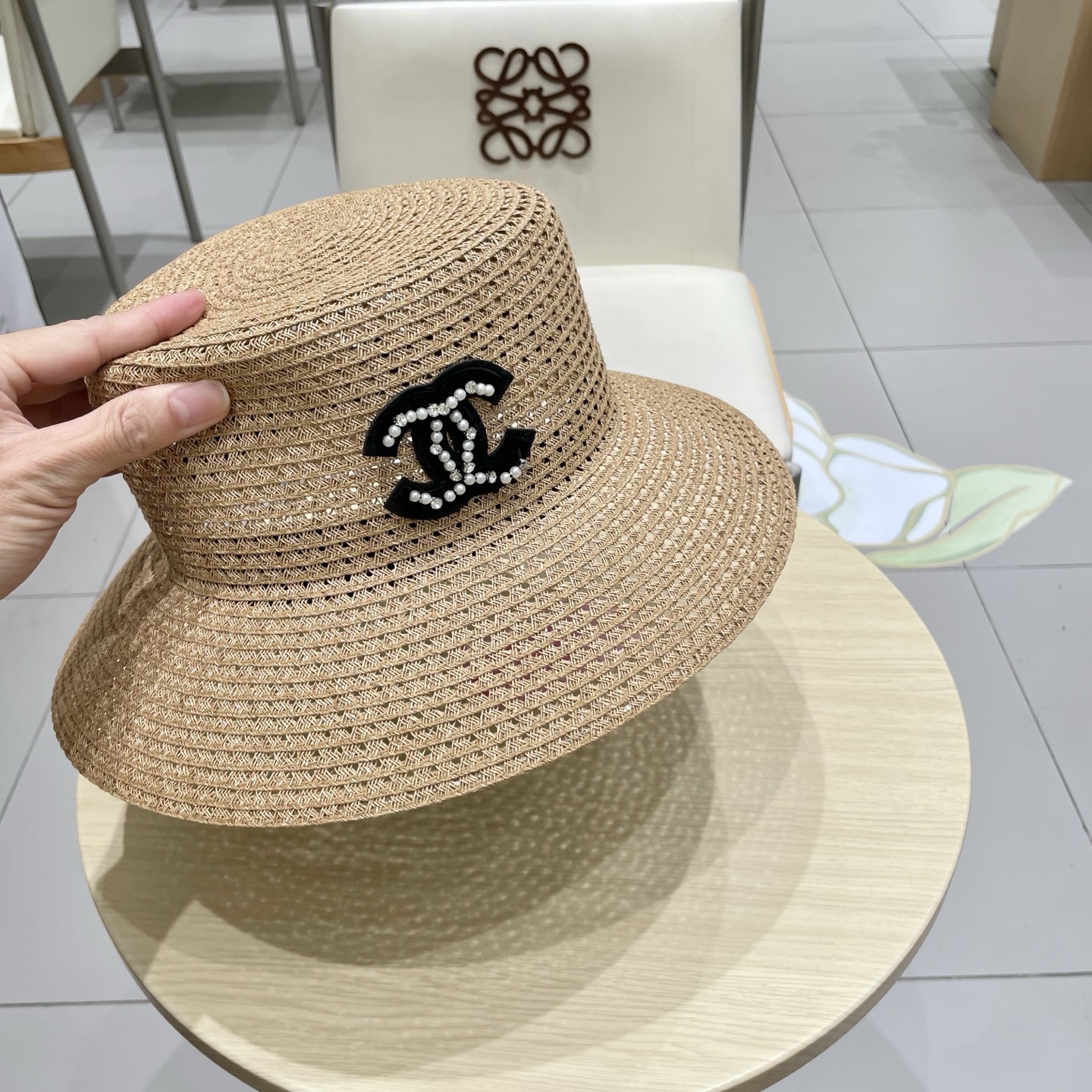  香奈儿CHANEL高端水桶顶草帽
百搭不挑脸型
平沿相对不遮挡视线 更加实用 日常和旅行都好戴 ins