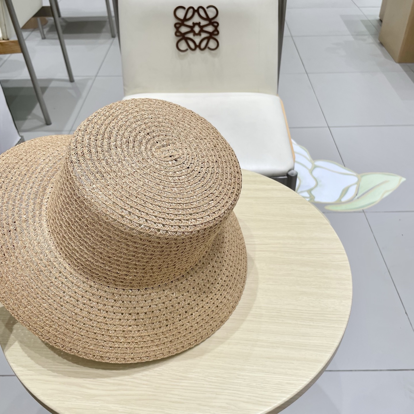  香奈儿CHANEL高端水桶顶草帽
百搭不挑脸型
平沿相对不遮挡视线 更加实用 日常和旅行都好戴 ins