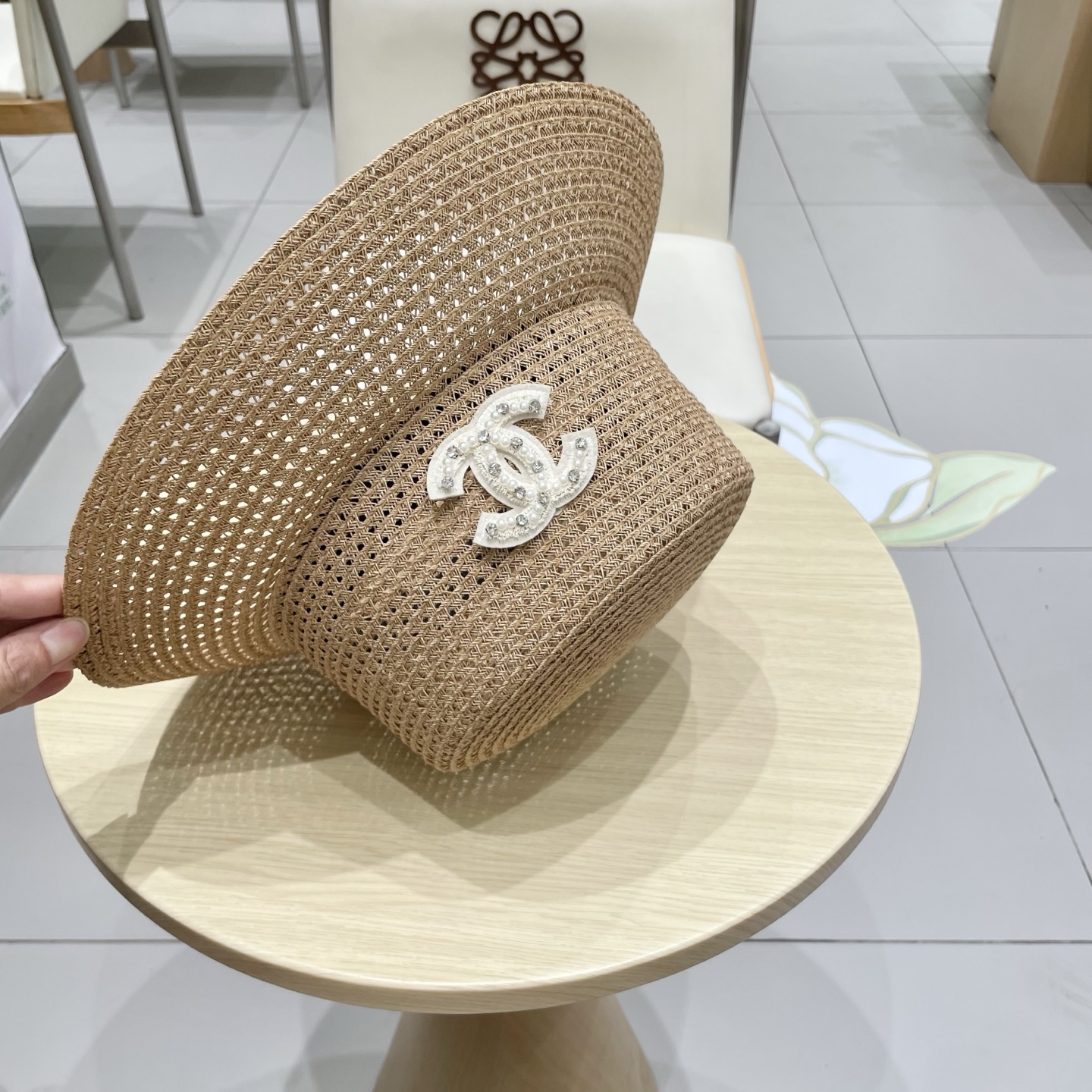  香奈儿CHANEL高端水桶顶草帽
百搭不挑脸型
平沿相对不遮挡视线 更加实用 日常和旅行都好戴 ins