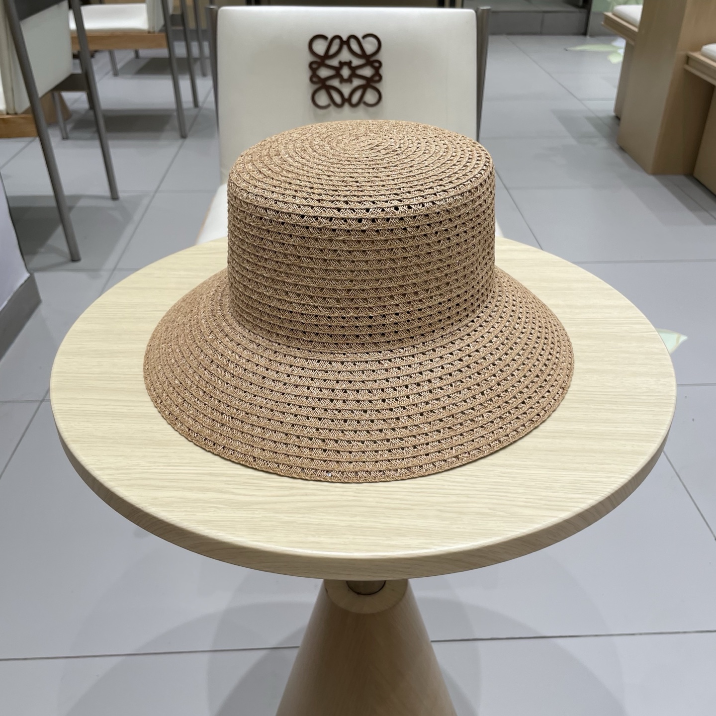  香奈儿CHANEL高端水桶顶草帽
百搭不挑脸型
平沿相对不遮挡视线 更加实用 日常和旅行都好戴 ins