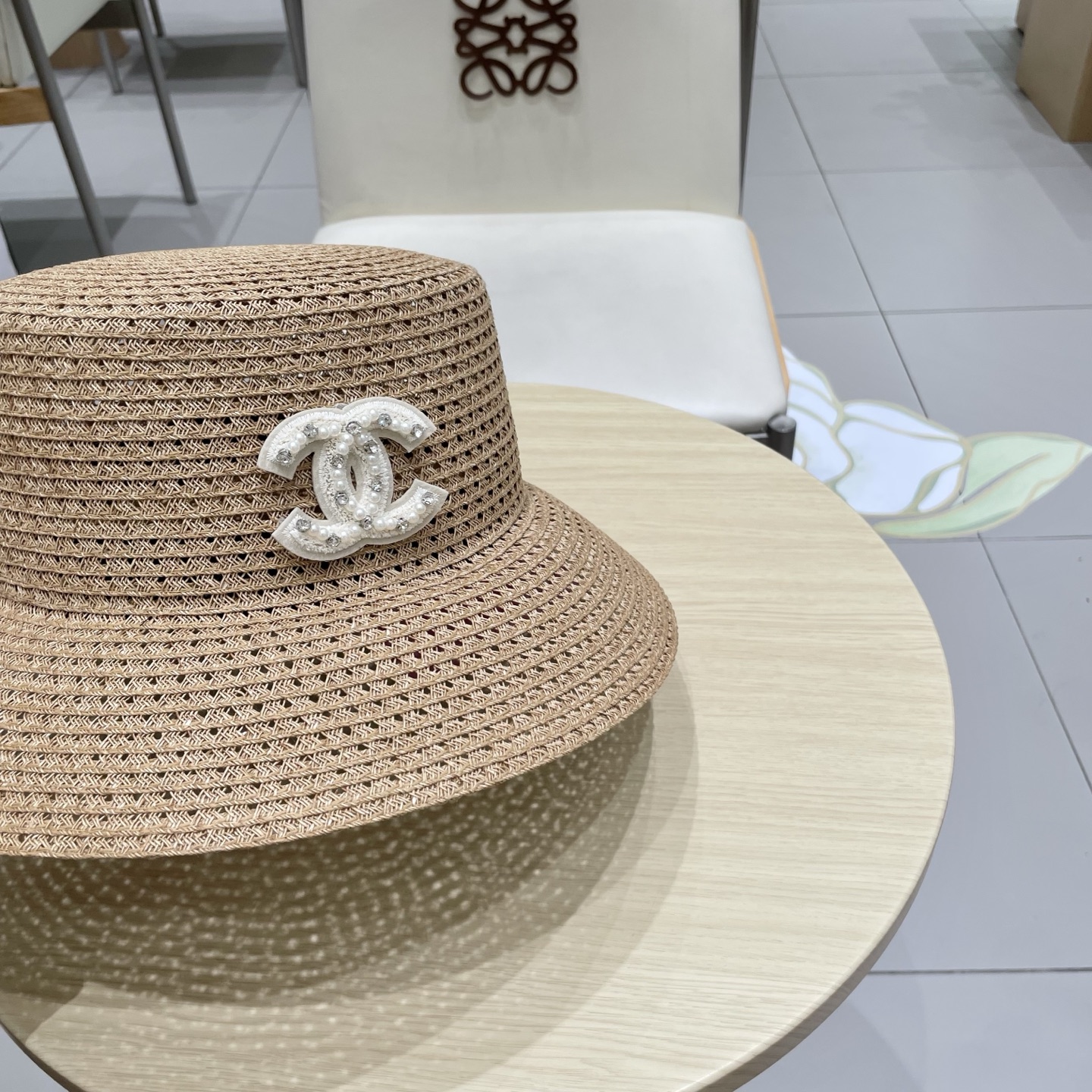  香奈儿CHANEL高端水桶顶草帽
百搭不挑脸型
平沿相对不遮挡视线 更加实用 日常和旅行都好戴 ins