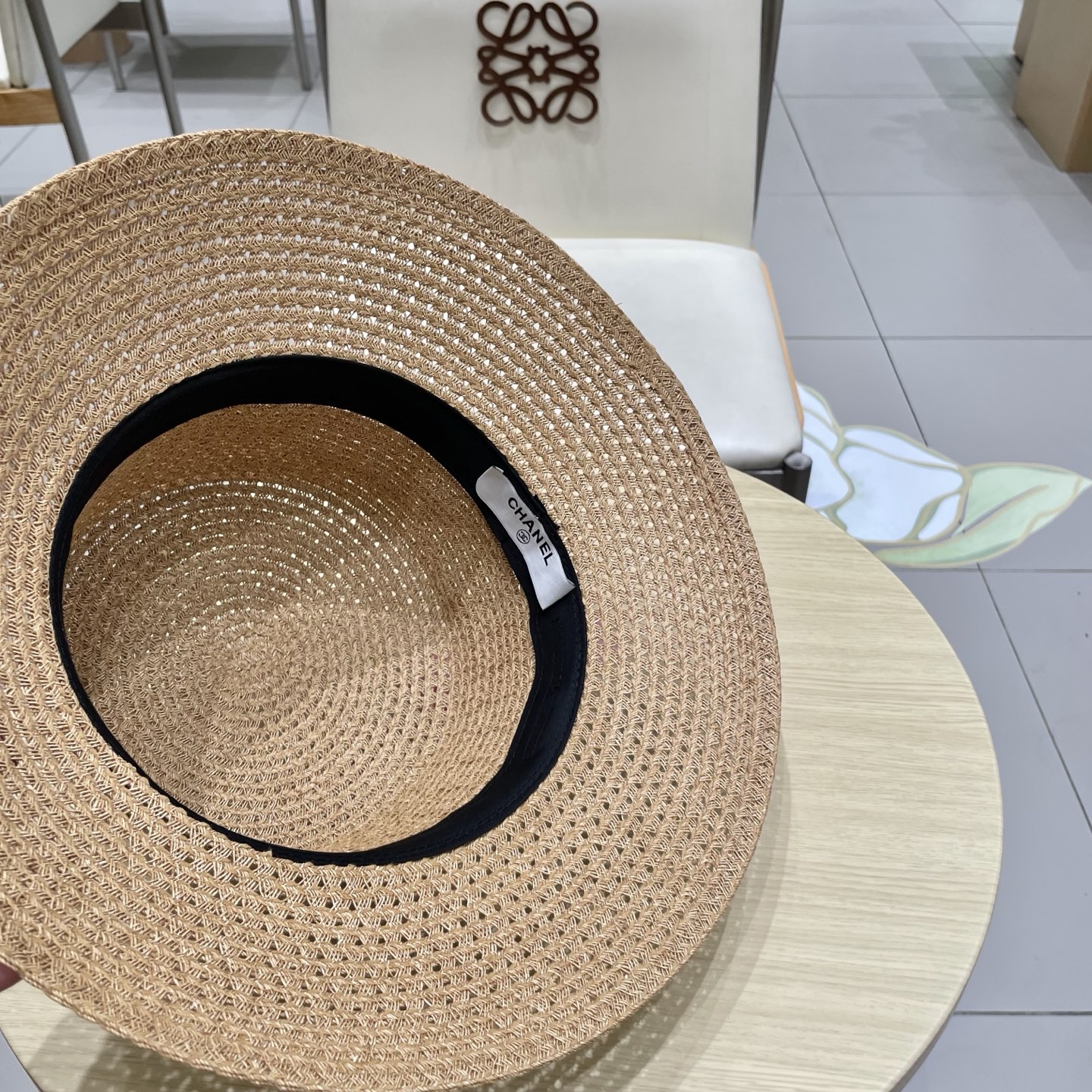  香奈儿CHANEL高端水桶顶草帽
百搭不挑脸型
平沿相对不遮挡视线 更加实用 日常和旅行都好戴 ins