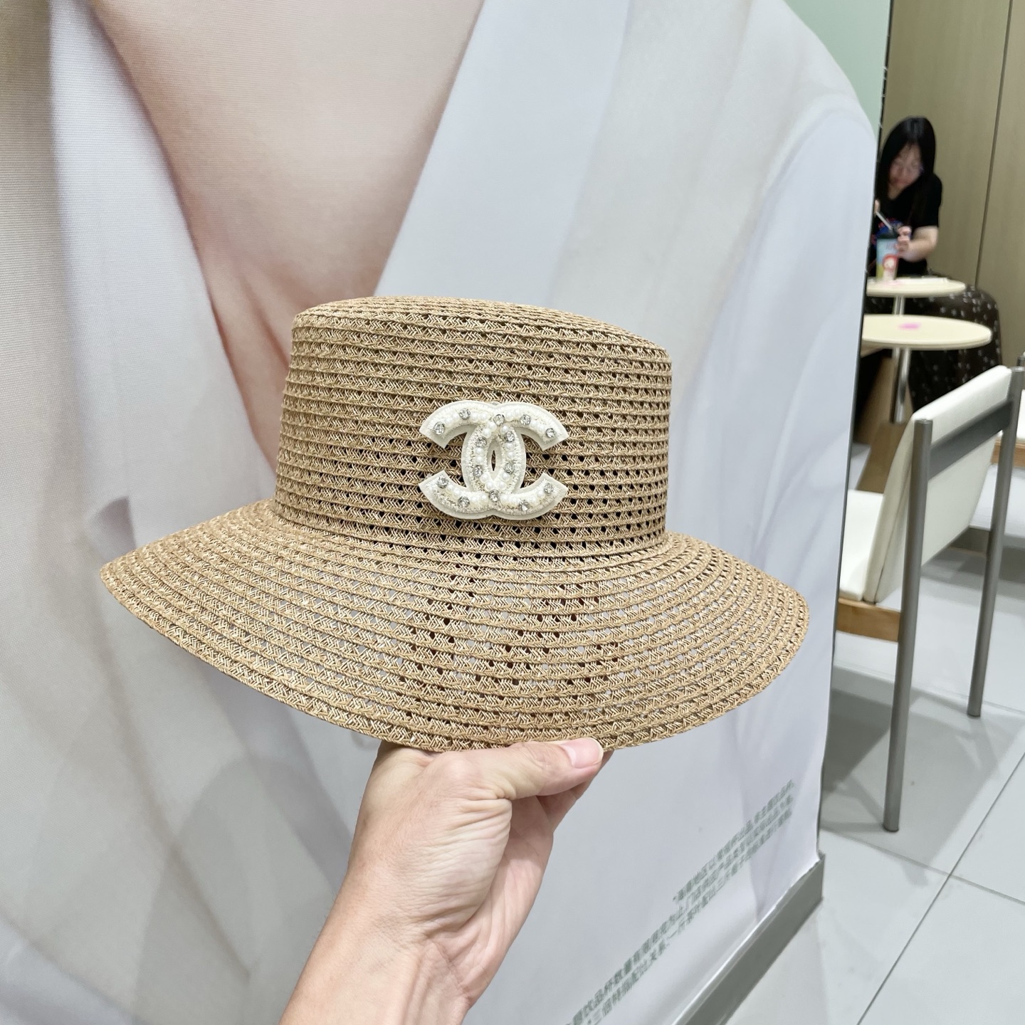  香奈儿CHANEL高端水桶顶草帽
百搭不挑脸型
平沿相对不遮挡视线 更加实用 日常和旅行都好戴 ins