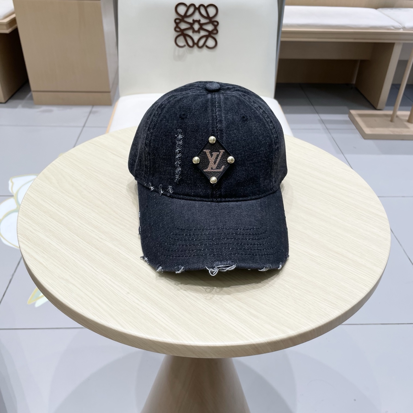 NO:353247,LV Louis Vuitton's new original single baseball cap, LV denim jacquard, 1:1 mold opening customization for the counter, original canvas fabric light and breathable!  Excellent quality, base head circumference 56, patch adjustable. Hat Straw Hat Fisherman's Hat Baseball Hat, Hats, louis vuitton, louis vuitton, espadrilles, hatsLV路易威登新款原单棒球帽,LV牛仔提花,专柜1:1开模订制,原版帆布面料 轻盈透气！质量超赞,基础头围56,贴片可调节.帽子草帽渔夫帽棒球帽,帽子,louis vuitton,louis vuitton,espadrilles,hats,hat