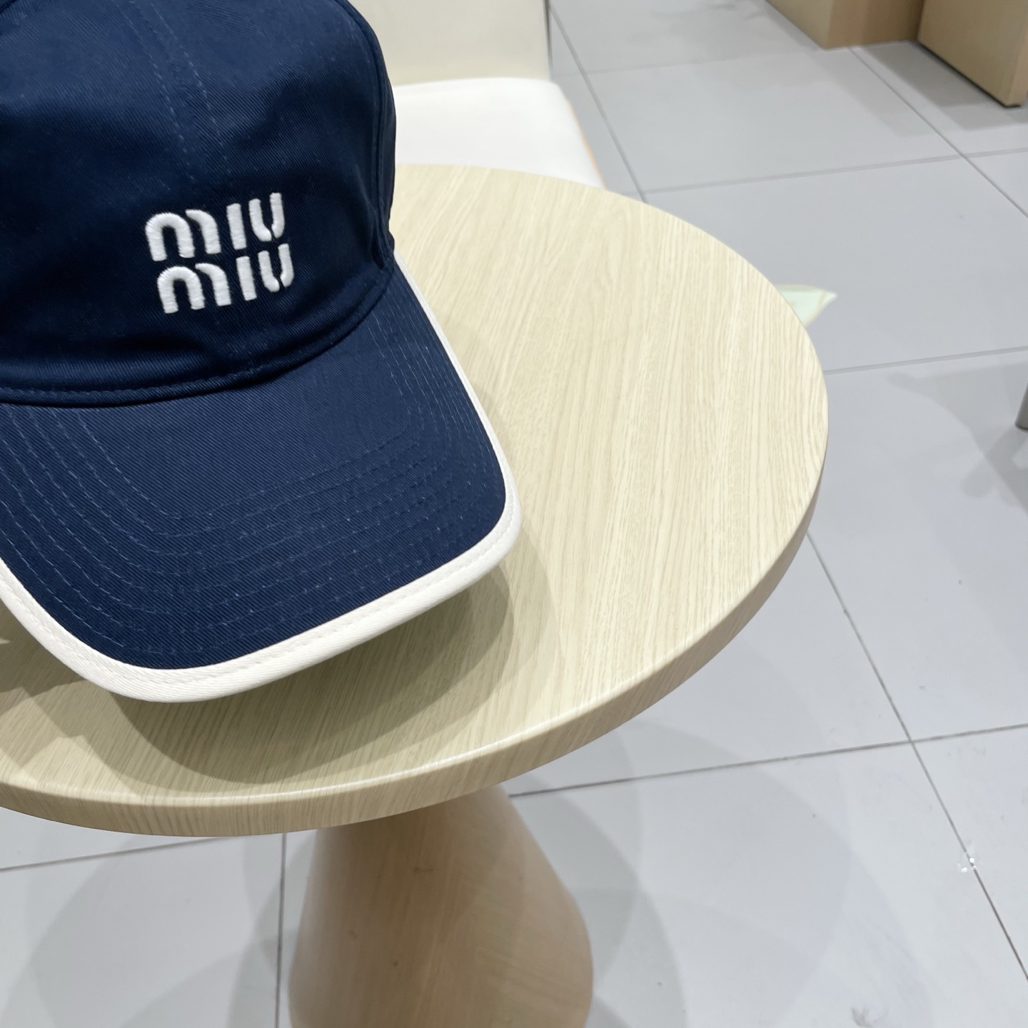  .  【Miumiu缪缪】新款订单款刺绣棒球帽🧢大牌款超好搭配，赶紧入手！
