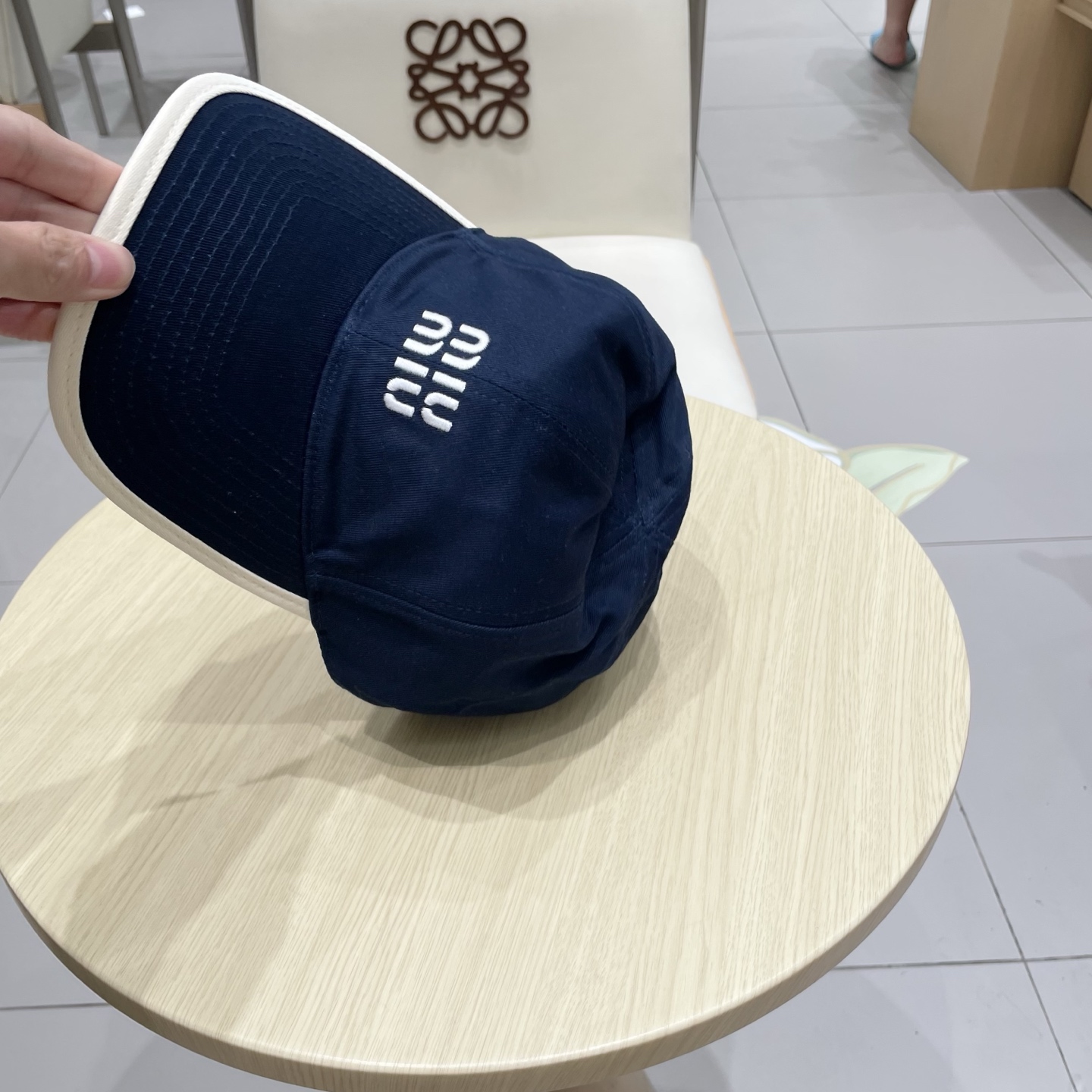  .  【Miumiu缪缪】新款订单款刺绣棒球帽🧢大牌款超好搭配，赶紧入手！