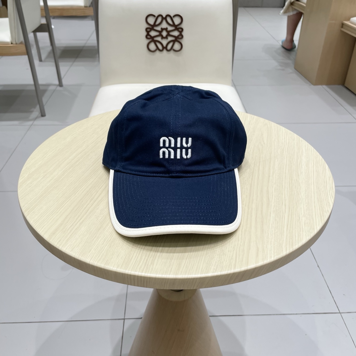  .  【Miumiu缪缪】新款订单款刺绣棒球帽🧢大牌款超好搭配，赶紧入手！