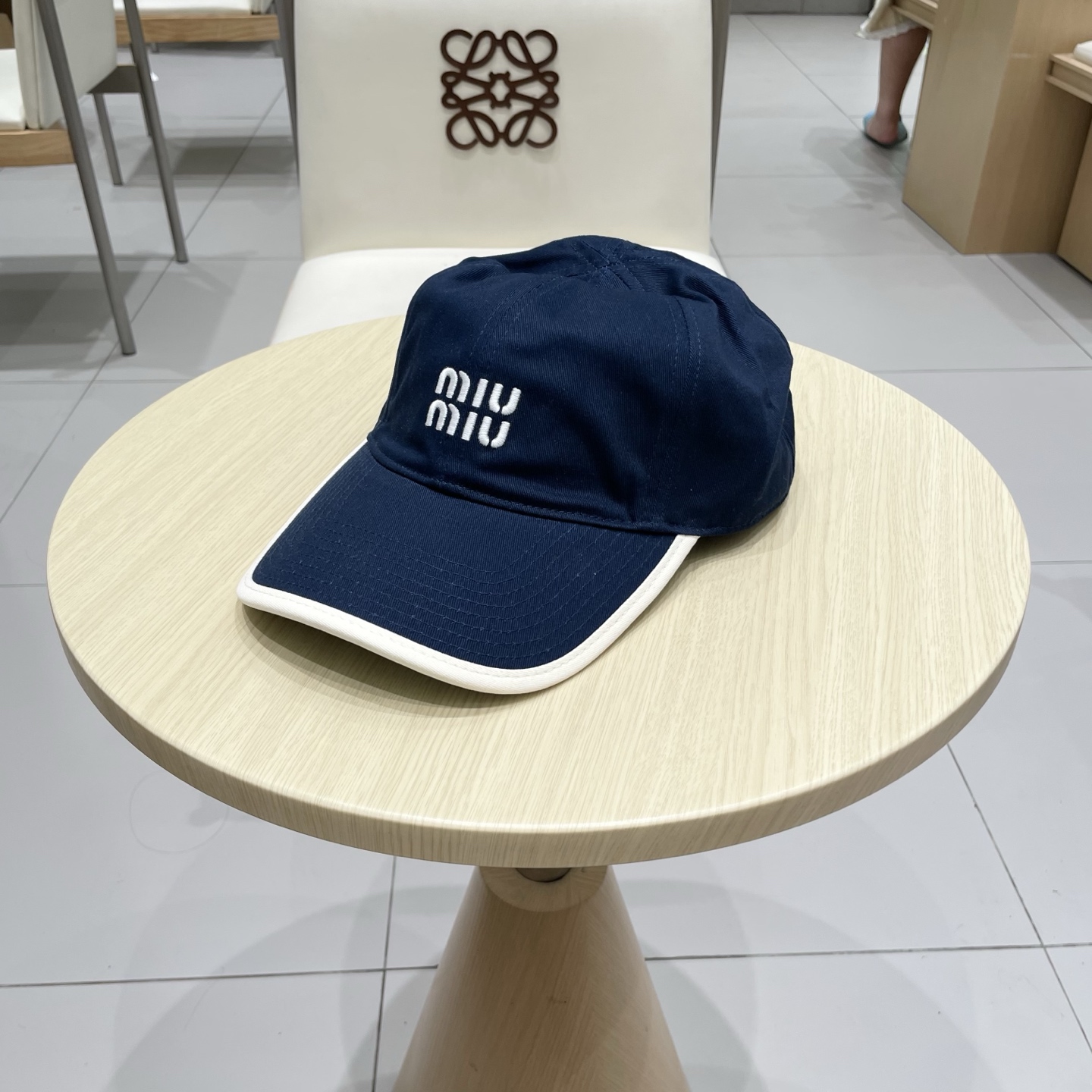  .  【Miumiu缪缪】新款订单款刺绣棒球帽🧢大牌款超好搭配，赶紧入手！