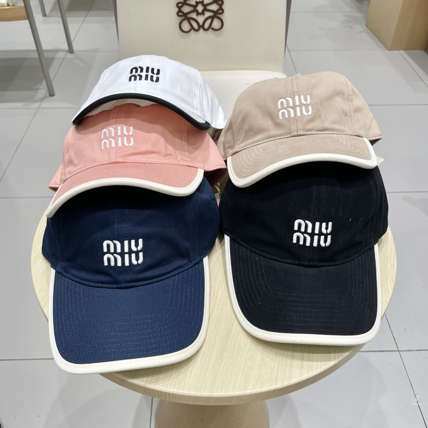  .  【Miumiu缪缪】新款订单款刺绣棒球帽🧢大牌款超好搭配，赶紧入手！
