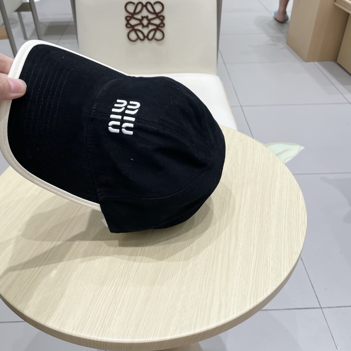  .  【Miumiu缪缪】新款订单款刺绣棒球帽🧢大牌款超好搭配，赶紧入手！