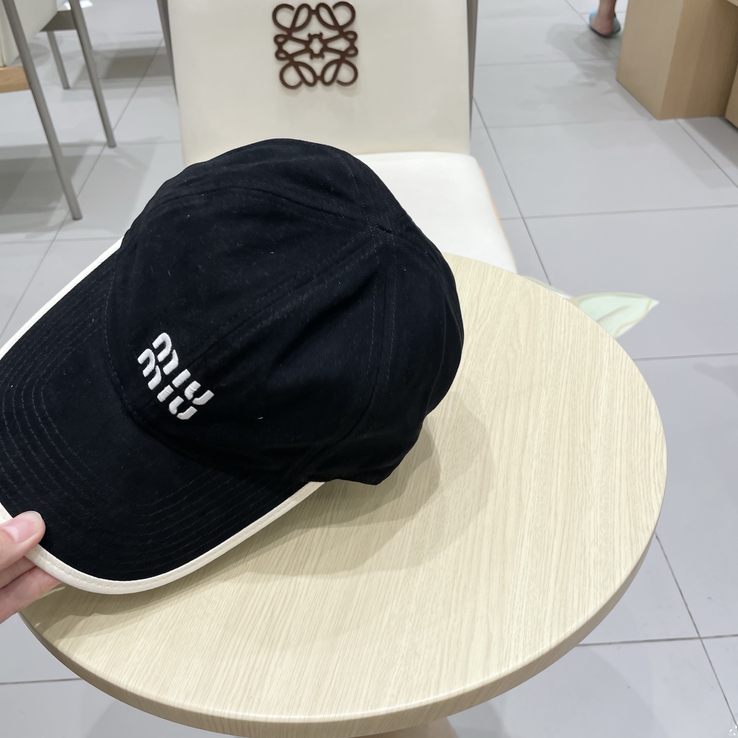  .  【Miumiu缪缪】新款订单款刺绣棒球帽🧢大牌款超好搭配，赶紧入手！