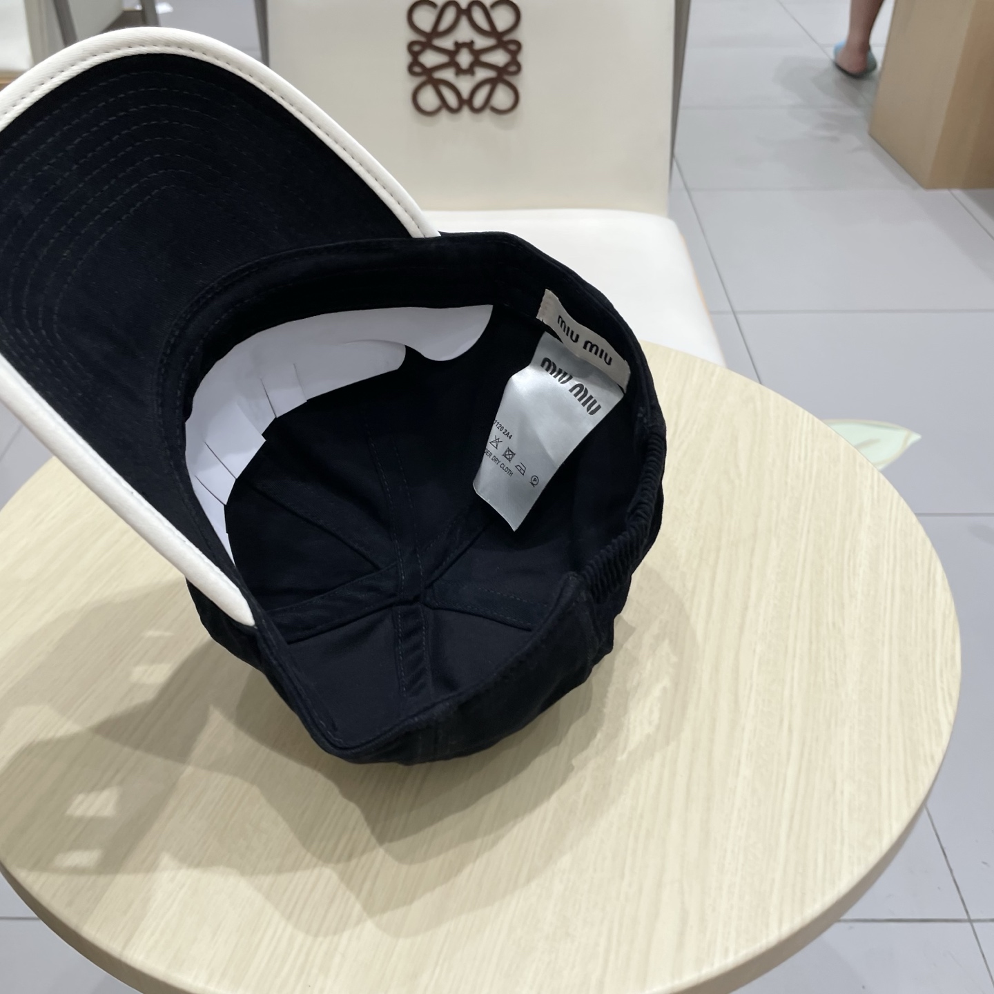  .  【Miumiu缪缪】新款订单款刺绣棒球帽🧢大牌款超好搭配，赶紧入手！