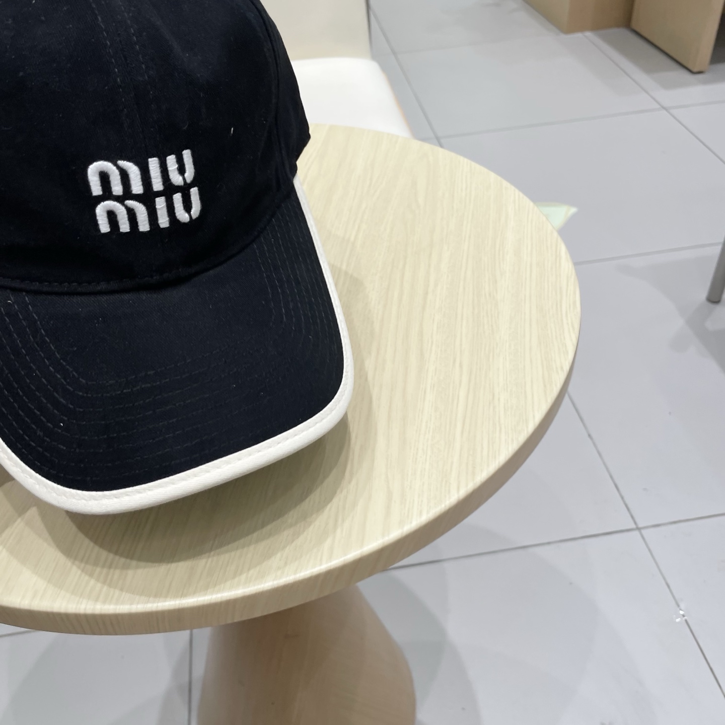  .  【Miumiu缪缪】新款订单款刺绣棒球帽🧢大牌款超好搭配，赶紧入手！