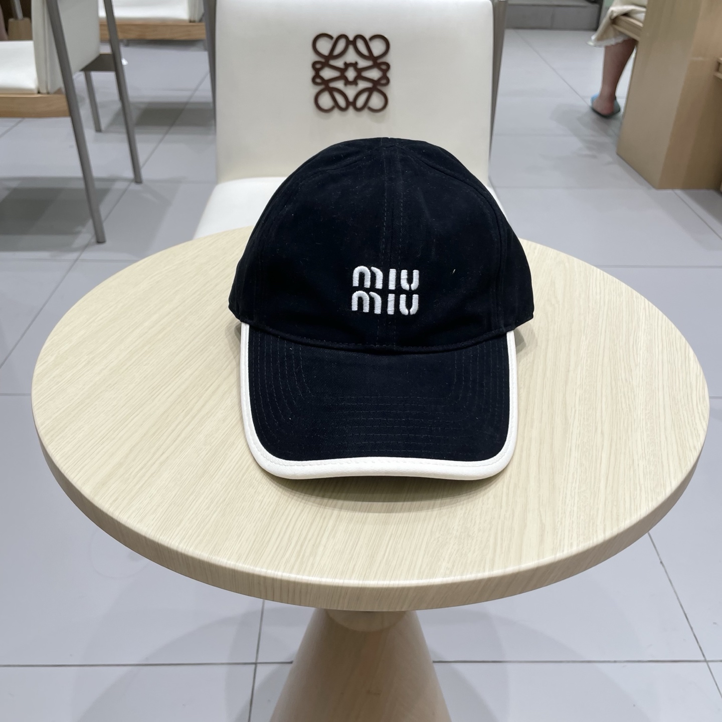  .  【Miumiu缪缪】新款订单款刺绣棒球帽🧢大牌款超好搭配，赶紧入手！