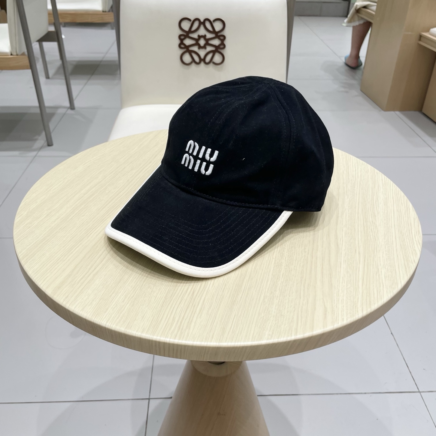  .  【Miumiu缪缪】新款订单款刺绣棒球帽🧢大牌款超好搭配，赶紧入手！
