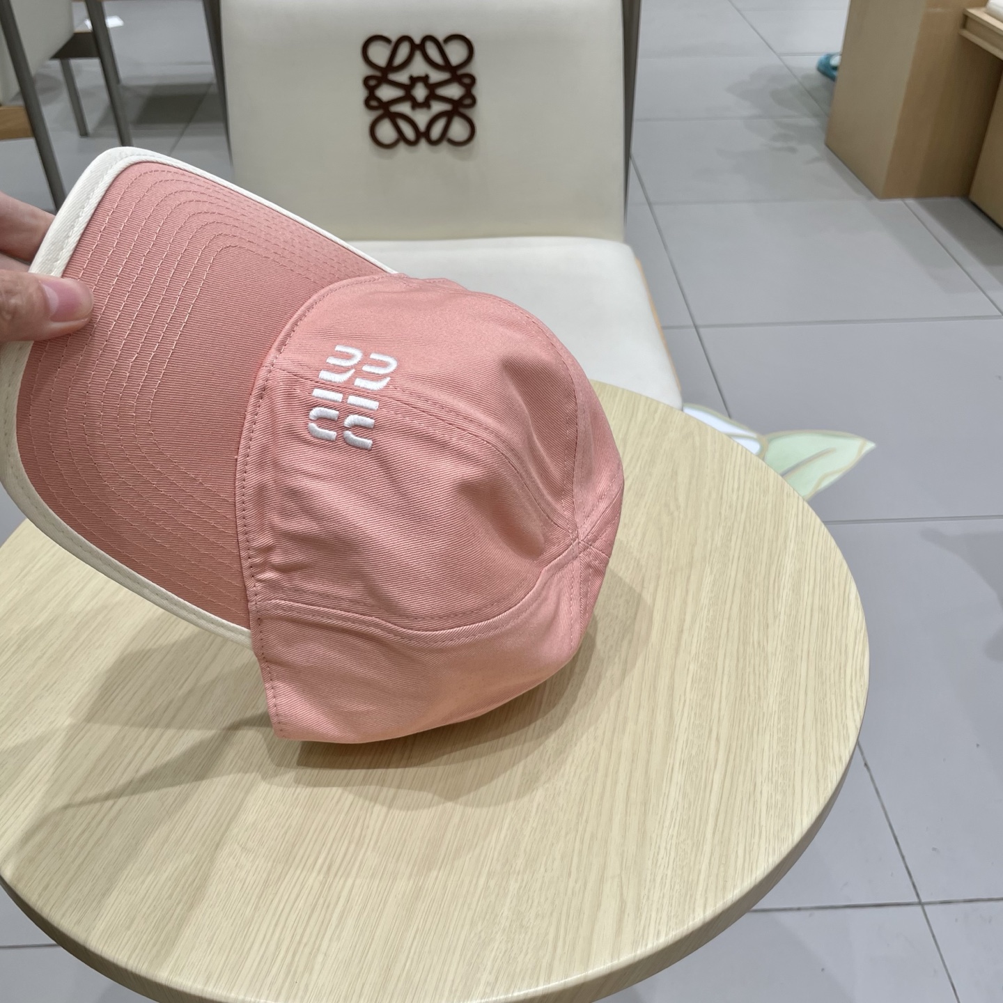  .  【Miumiu缪缪】新款订单款刺绣棒球帽🧢大牌款超好搭配，赶紧入手！